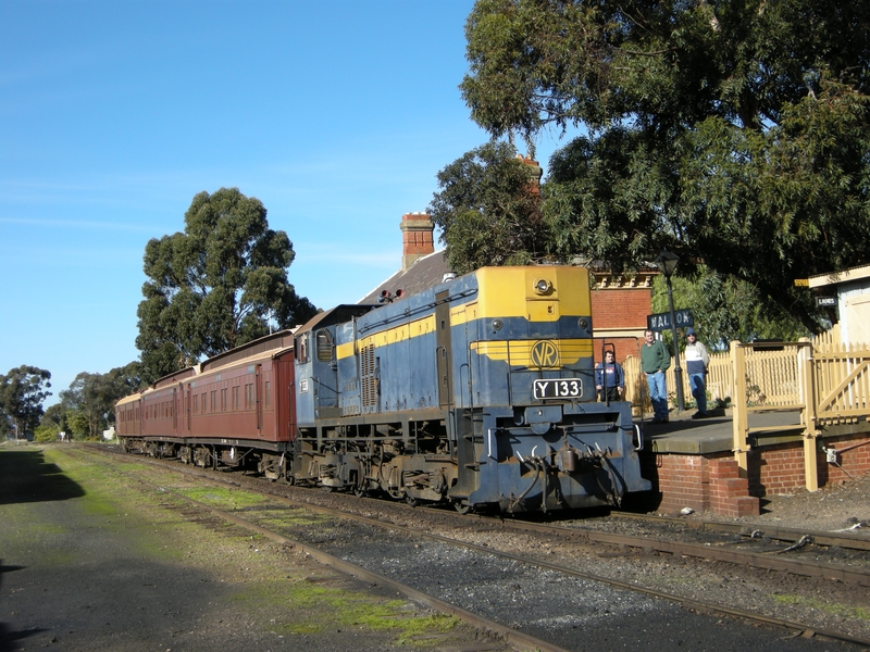 135440: Maldon Y 133 shunting cars at platform