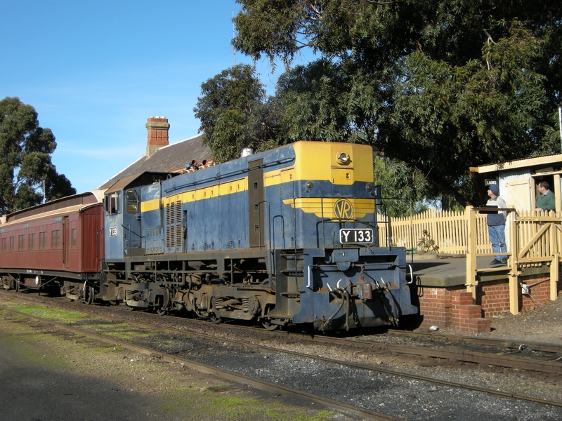 135441: Maldon Y 133 shunting cars at Platform