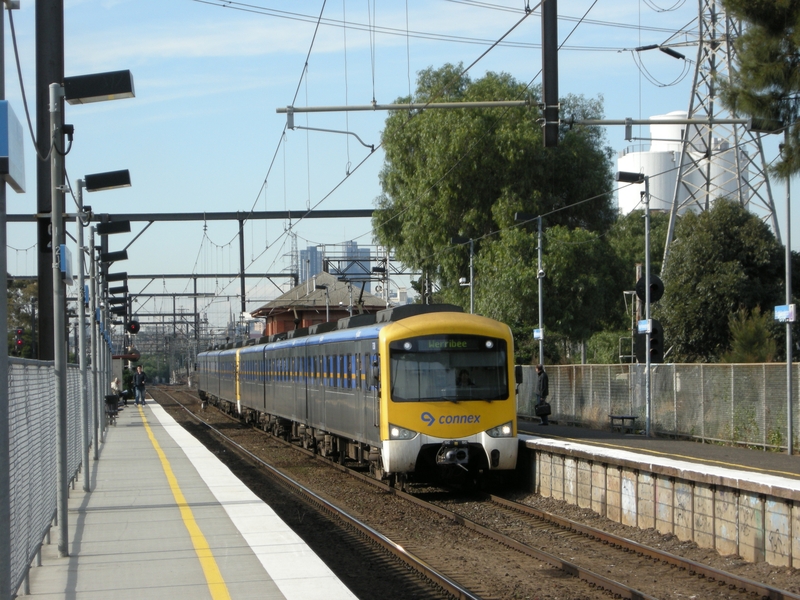 135449: South Kensington Down Suburban 6-car Siemens 763 M leading