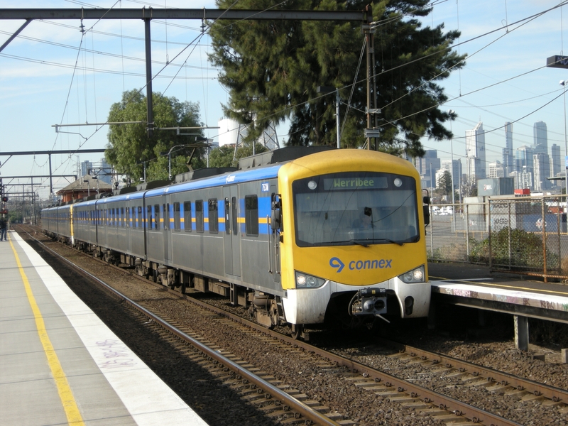 135450: South Kensington Down Suburban 6-car Siemens 763 M leading