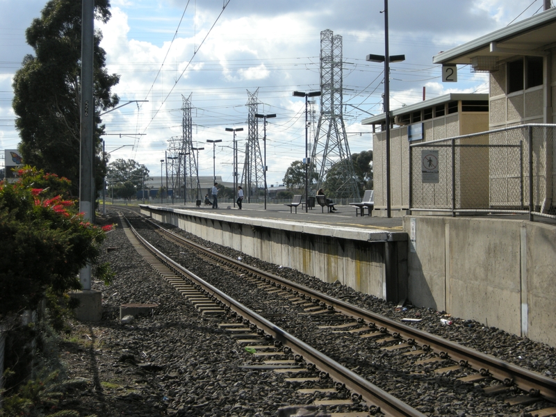 135457: Keon Park Park looking towards Epping along Down Platform