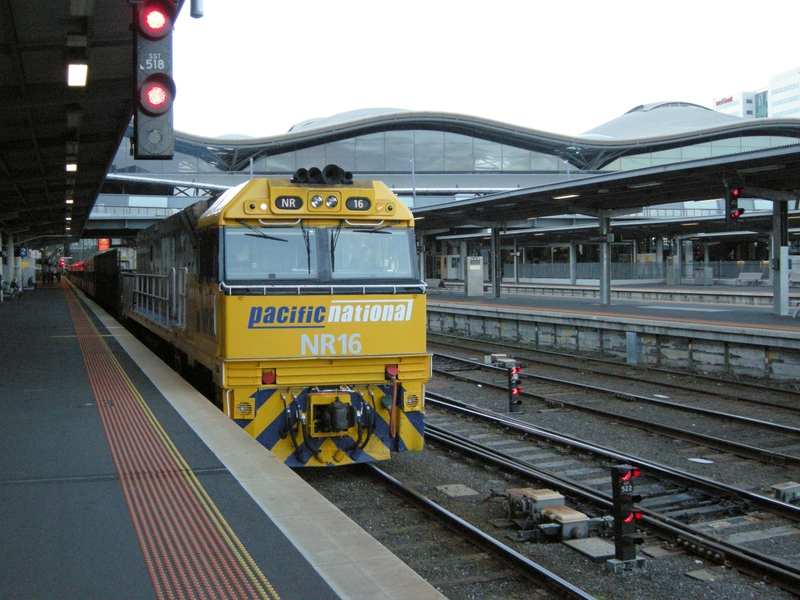 135496: Southern Cross Platform 2 6MA8 Overland NR 16