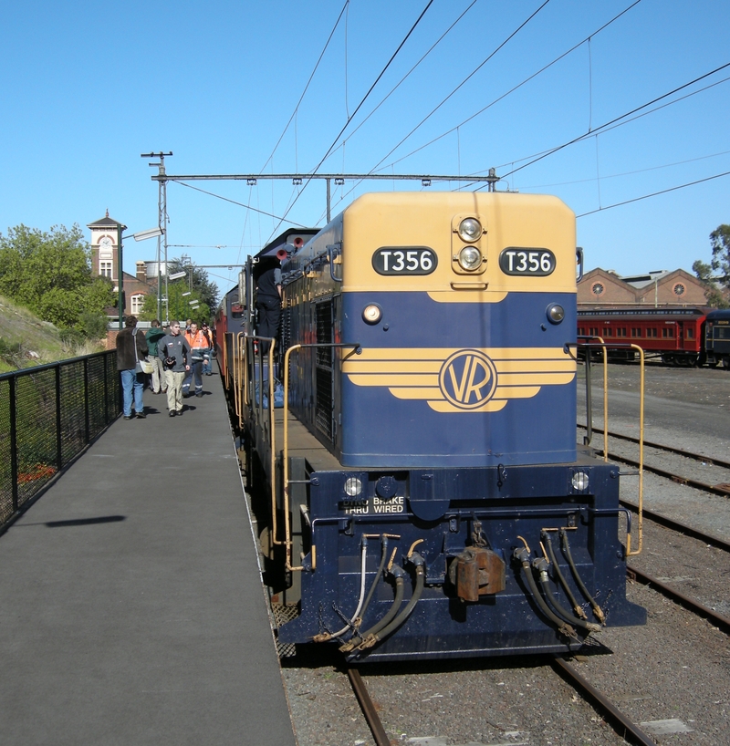 135546: Newport Workshops Garden Platform 8542 Up Steamrail Special T 356 leading