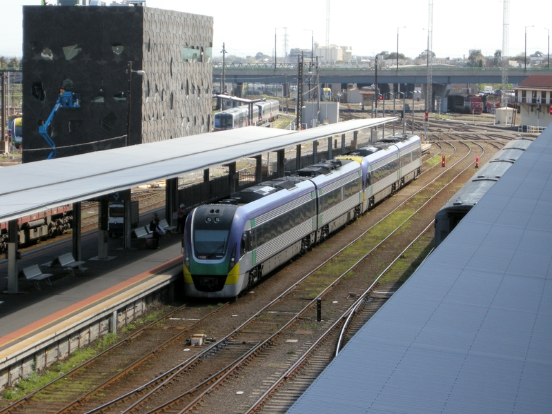 135580: Southern Cross Platform 3 Stabled V'Locities VL08 nearest