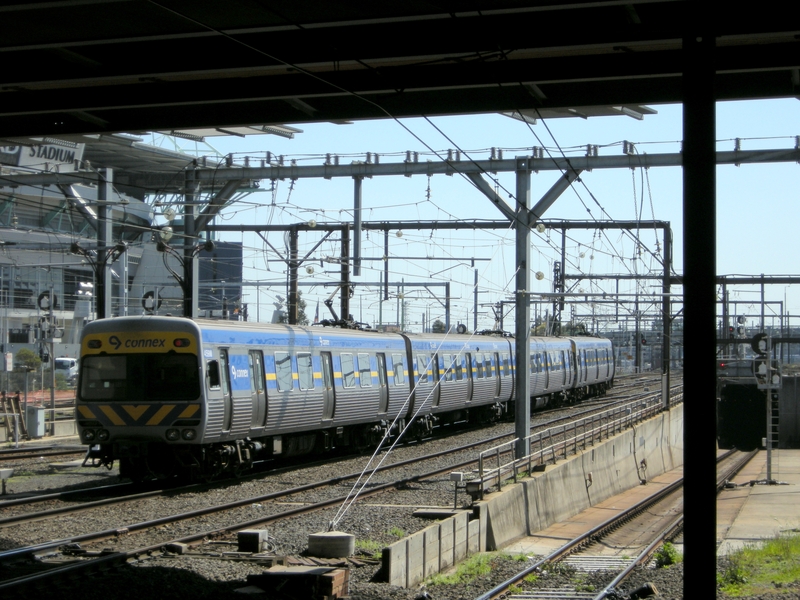135581: Southern Cross Down Suburban 6-car Comeng 459 M trailing