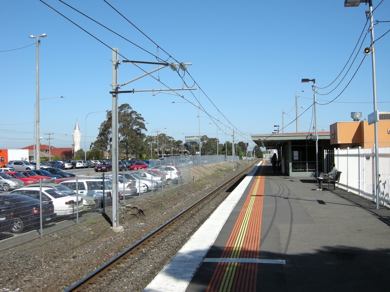 135584: Thomastown looking South along platform