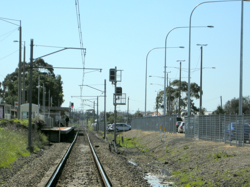 135585: Thomastown looking North from South end level crossing
