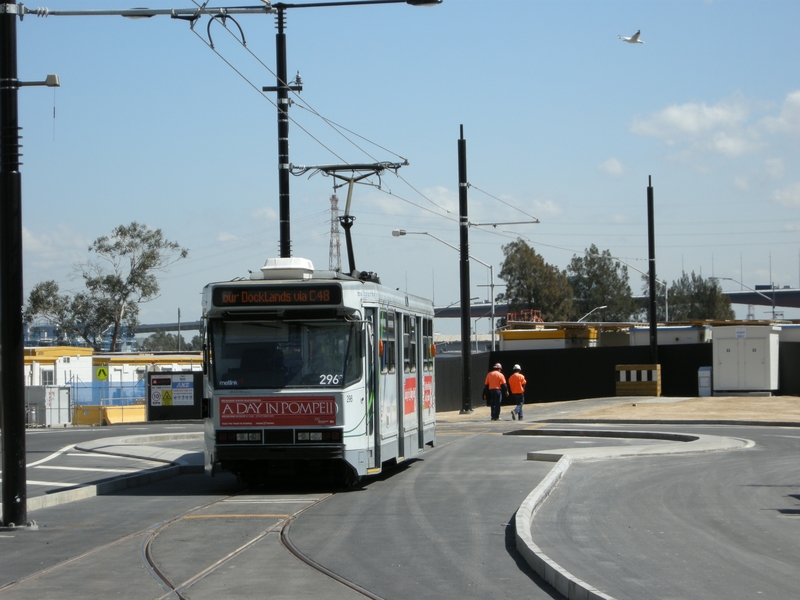 135622: Victoria Harbour Terminus A2 296 heading for end of track