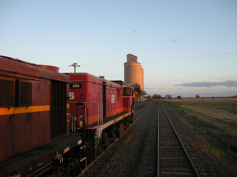 135733: Gular 4916 4803 running round RTM Special