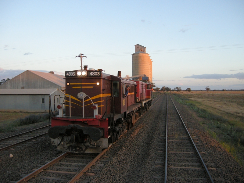 135734: Gular 4916 4803 running round RTM Special