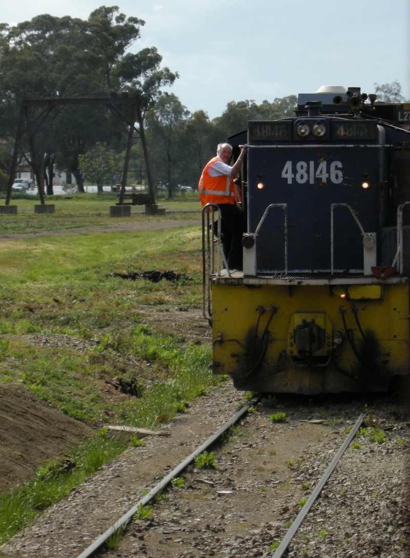 135747: Stockinbingal Down light Engines 48146 (L 270 4854),