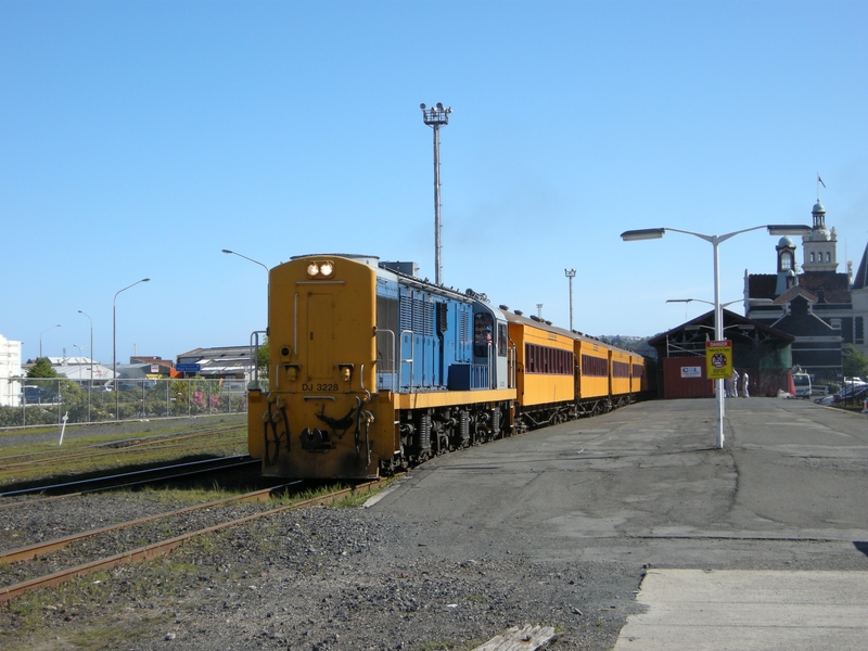 135861: Dunedin Carriage Shunt Dj 3228