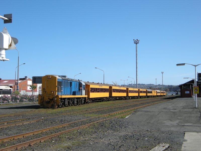 135864: Dunedin Carriage Shunt Dj 3228