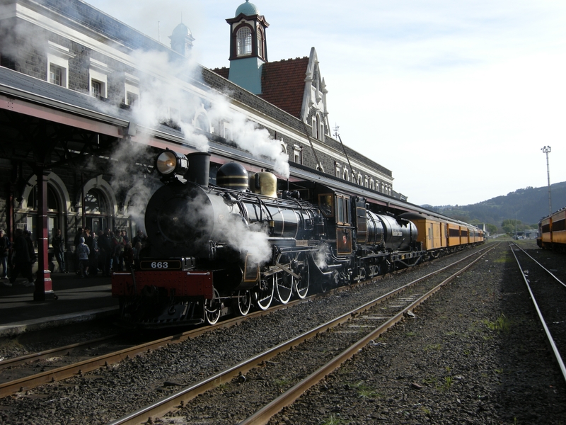 135875: Dunedin 9:30am Down Passenger Ab 663 leading