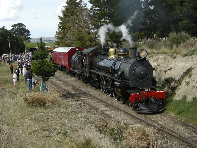 135976: Pukerangi Ab 663 Dg 772 running round