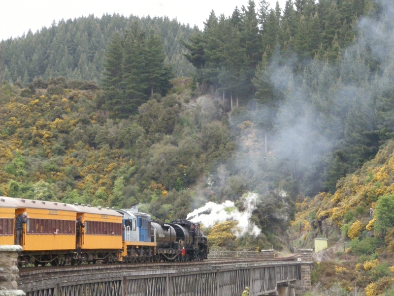 135992: Wingatui Viaduct 4:30pm Up Passenger Ab 663 Dj 3228