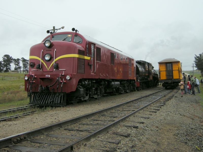 136015: Pukerangi Locomotives detached from 3:15pm Up Passenger Ab 663 Dg 772