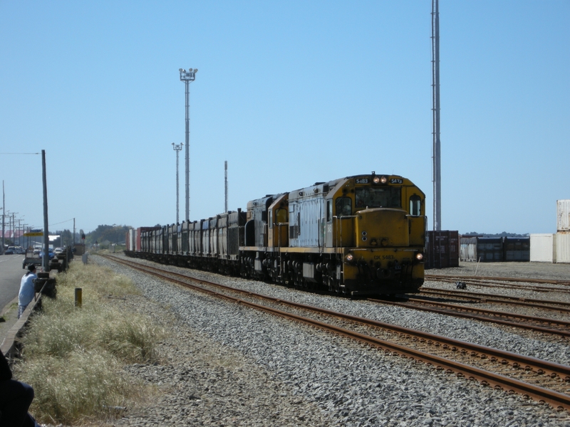 136045: Oamaru Down freight Dx 5483 Dx 5229