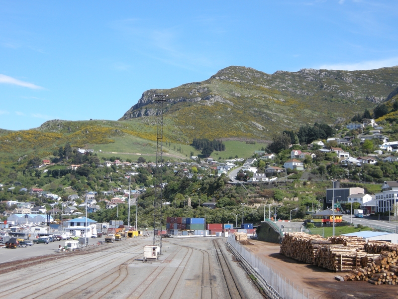 136080: Lyttelton looking towards Christchurch from station footbridge