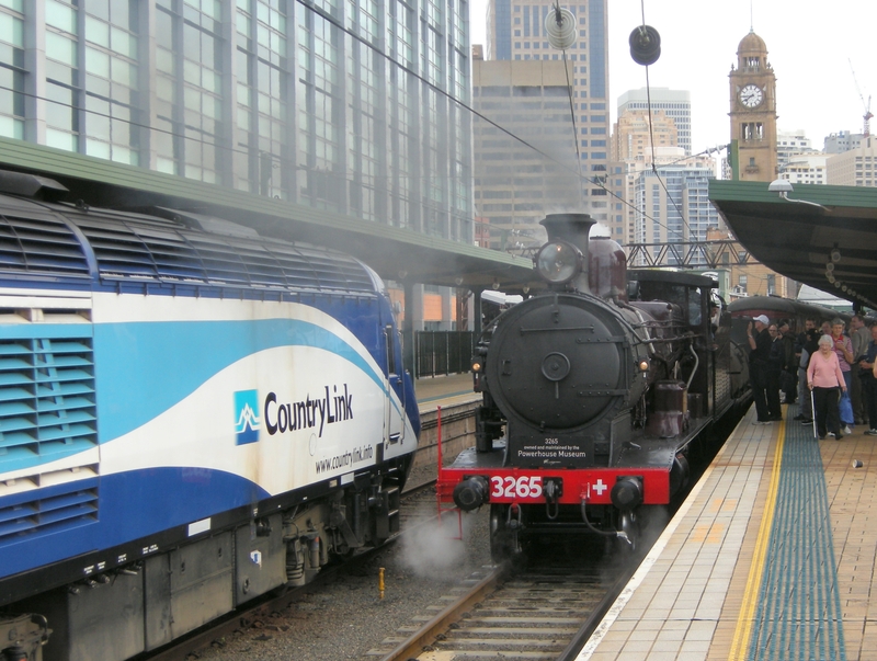 136124: Sydney Central Day XPT to Melbourne XP 2002 trailing and Down RTM Special 3265 leading