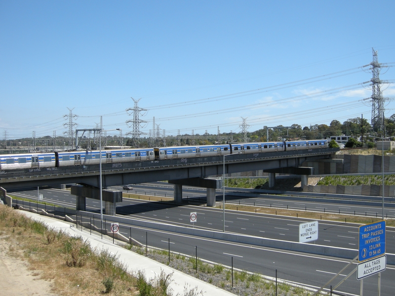 136220: Heatherdale Ringwood Eastlink Bridge Up Suburban 6-car Comeng