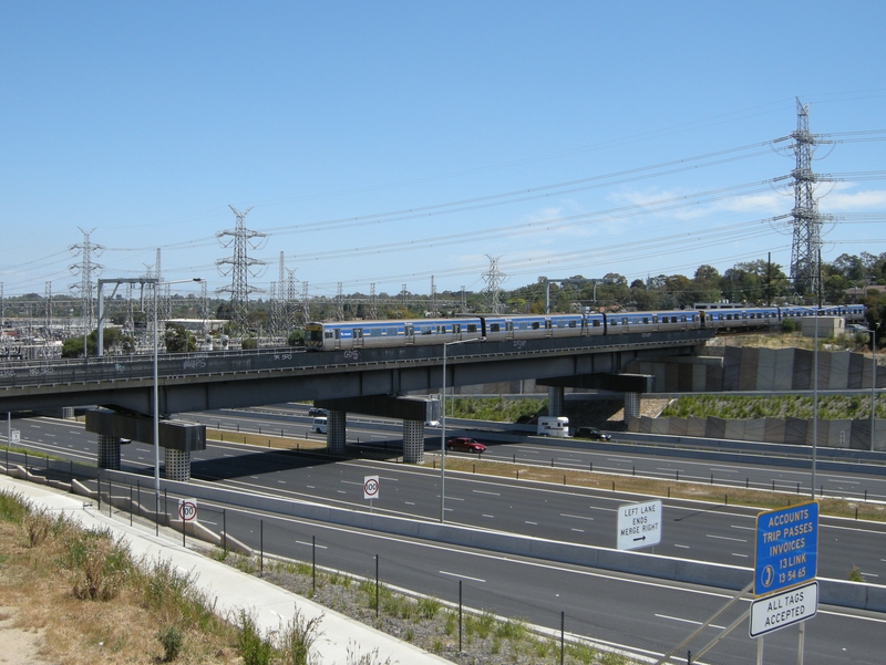 136221: Heatherdale Ringwood Eastlink Bridge Up Suburban 6-car Comeng 340 M trailing