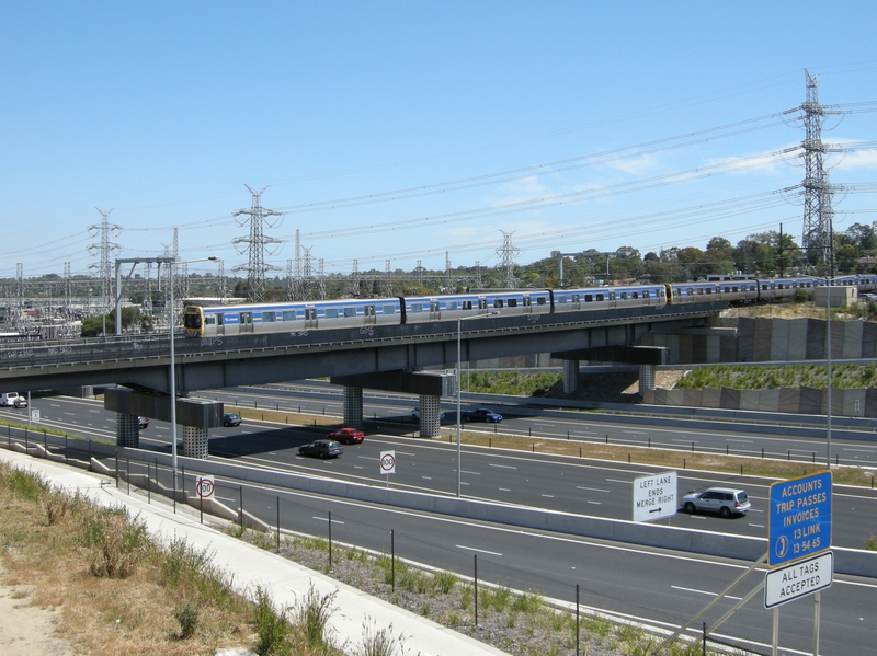 136222: Heatherdale Ringwood Eastlink Bridge Down Suburban 6-car Comeng 432 M leading