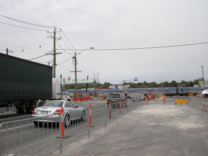 136236: Nunawading looking South along Springvale Road Down Suburban 6-car X'Trapolis