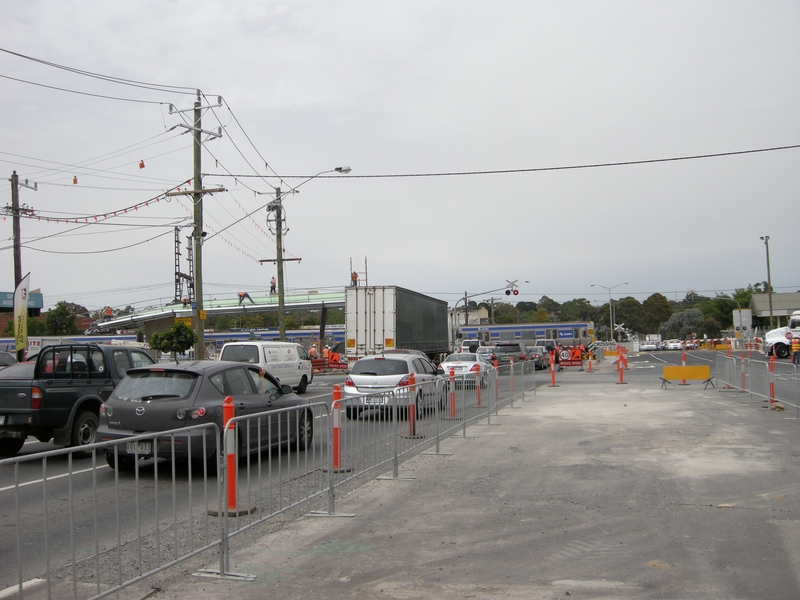 136237: Nunawading looking South along Springvale Road Down Suburban 6-car X'Trapolis