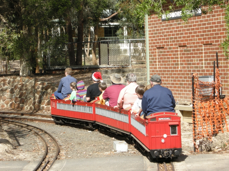 136252: Diamond Valley Railway Passenger 3-car Swing Door