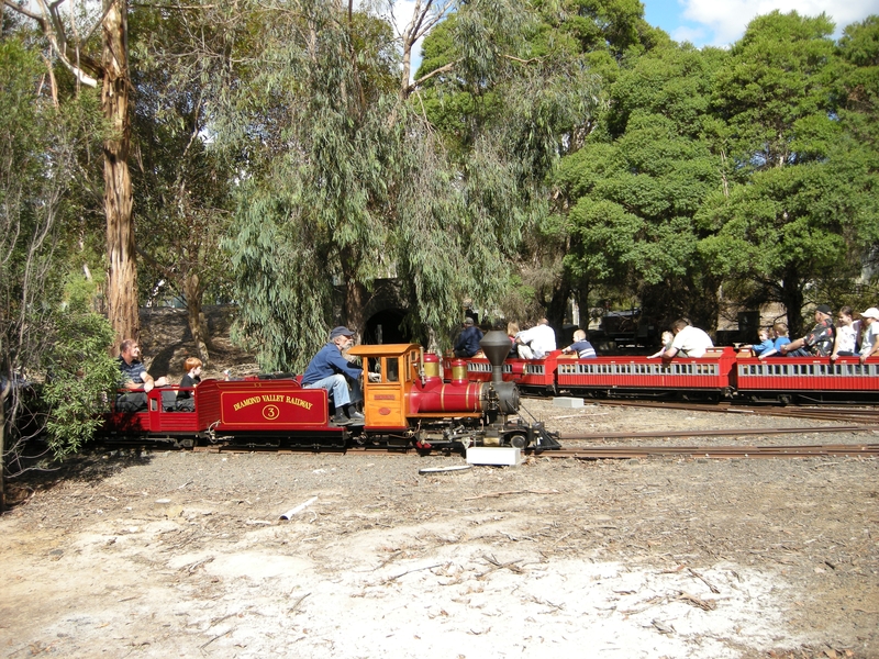 136261: Diamond Valley Railway Passenger No 3 Pauline 2-4-0 and Passenger 3-car Swing Door