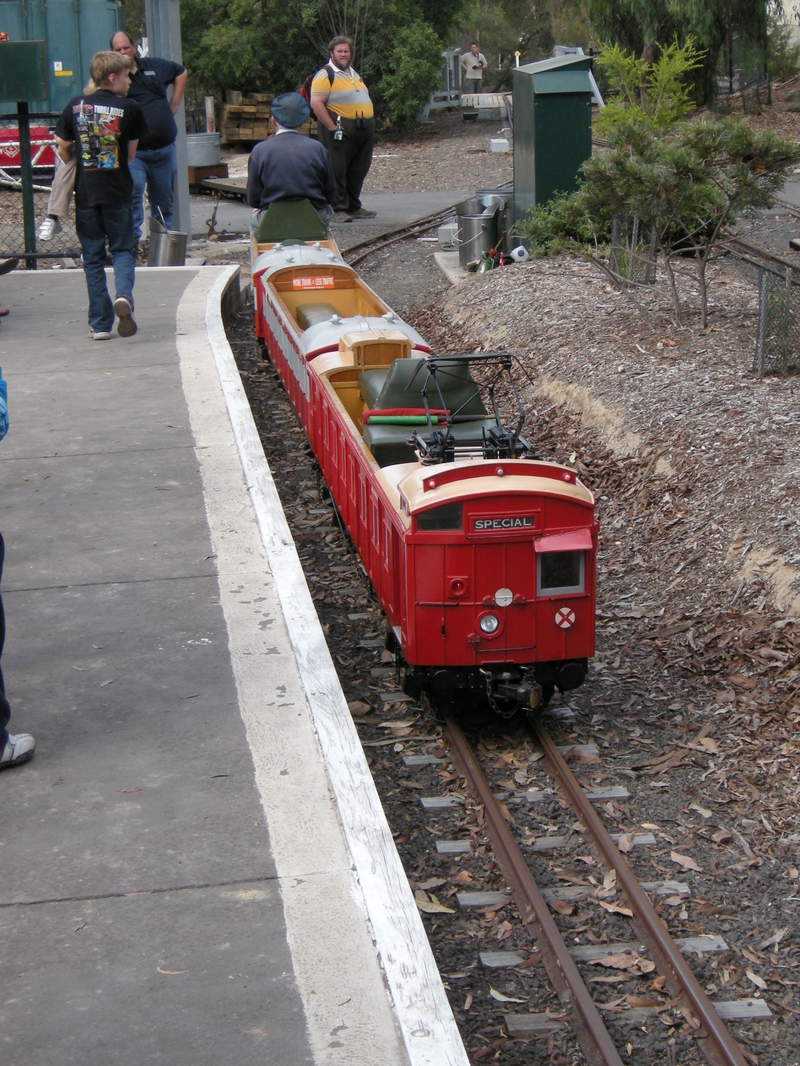 136271: Diamond Valley Railway Passenger 3-car Tait