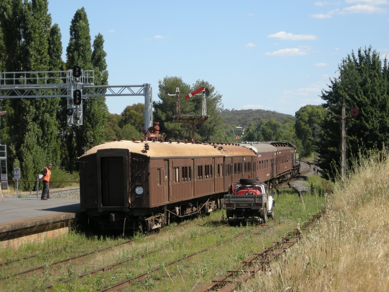 136356: Castlemaine 4:15pm Up Passenger Y 133 and Fire Patrol