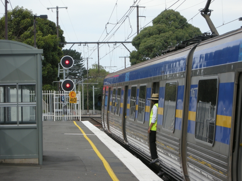 136382: Mitcham Terminating Suburban at Down Platform 6-car Comeng