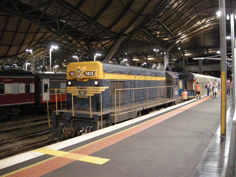 136391: Southern Cross Platform 2 8396 Up 707 Ops Special from Seymour T 413