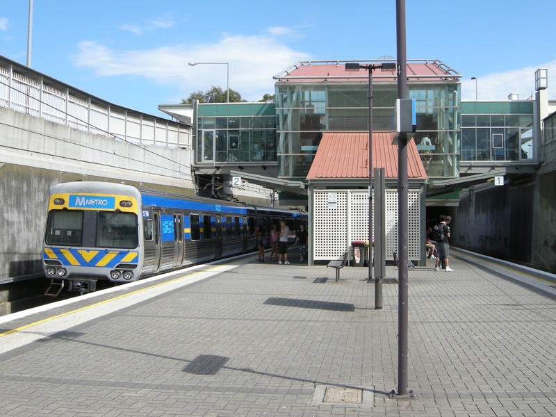 136416: Boronia Down Suburban 6-car Comeng 571 M trailing