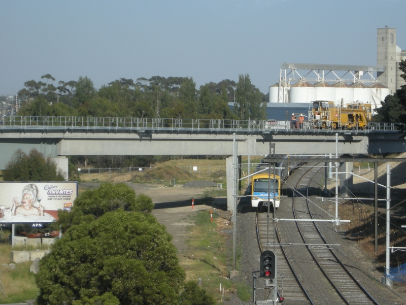 136436: Tottenham down side Down Suburban 6-car Siemens passing under Direct NE to SW Bridge