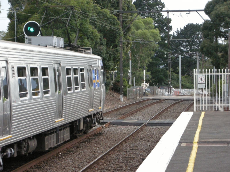 136448: Mitcham Down Suburban 6-car Hitachi 299 M leading