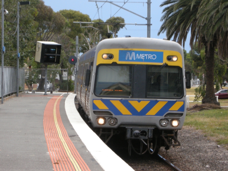 136452: Seaholme Up Suburban 6-car Comeng