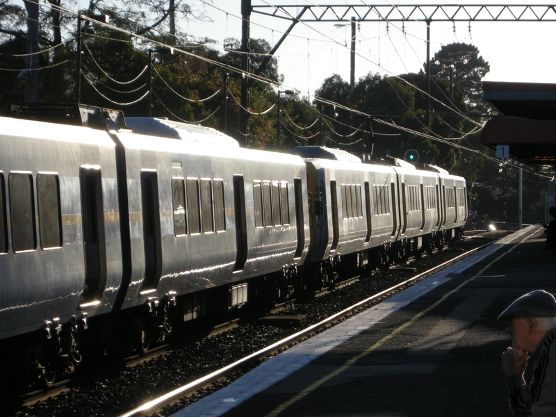 136464: Mitcham Down Suburban 6-car XTrapolis 859 M leading