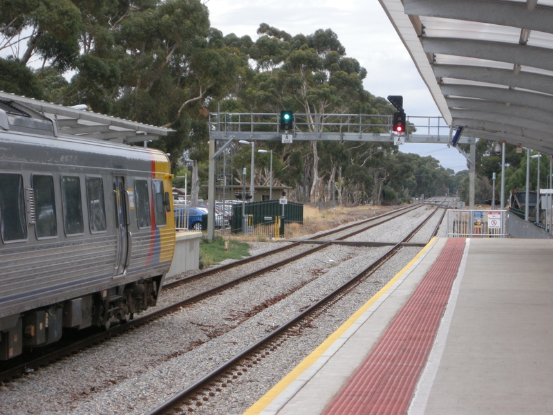 136692: Oaklands Interchange Up Suburban 3118 (3117),