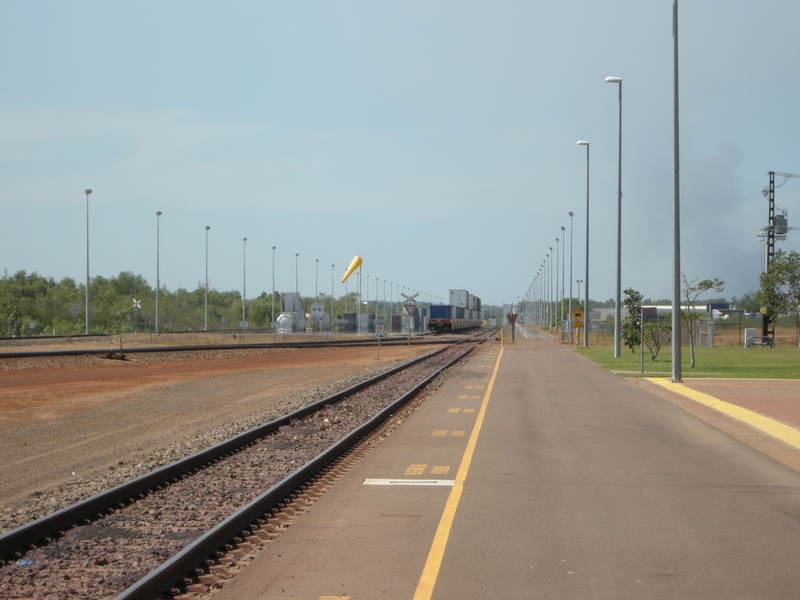 137063: Darwin Berrimah Looking towards Katherine along platform