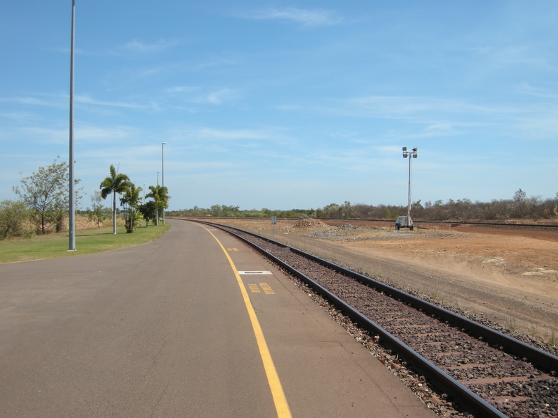 137065: Darwin Berrimah Looking along platform towards East Arm