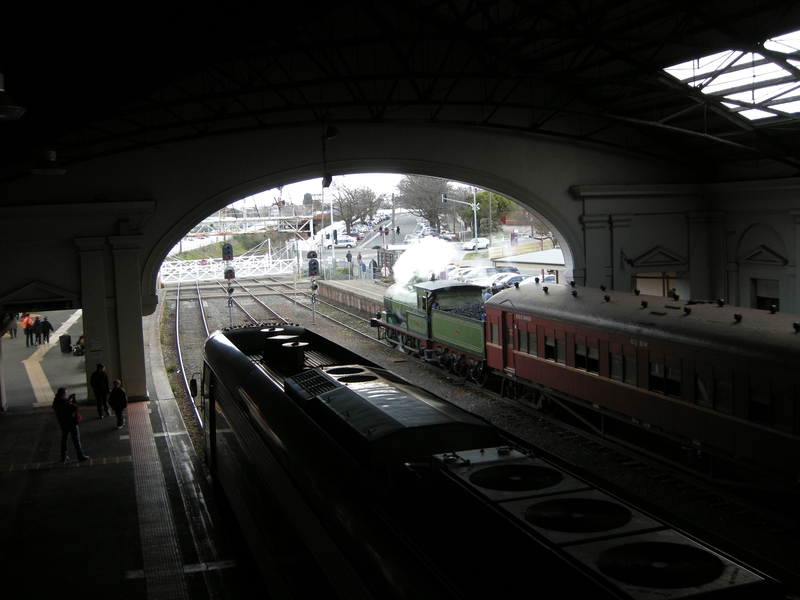 137196: Ballarat Up Passenger VL 04 trailing and Down Special Passenger to Sulky Loop Y 112 leading