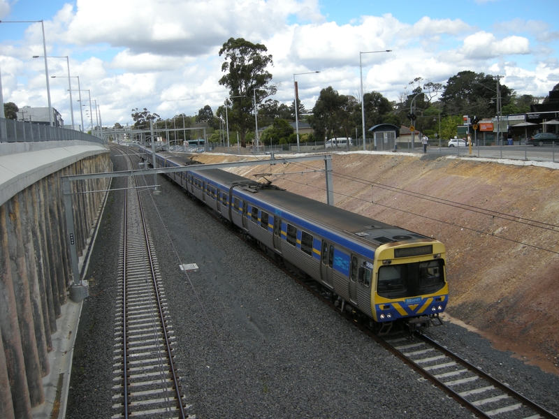 137236: Nunawading Up Suburban 6-car Comeng 368 M leading