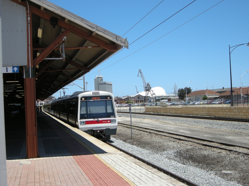 137359: Fremantle Down Suburban 4-car A Set 327 leading