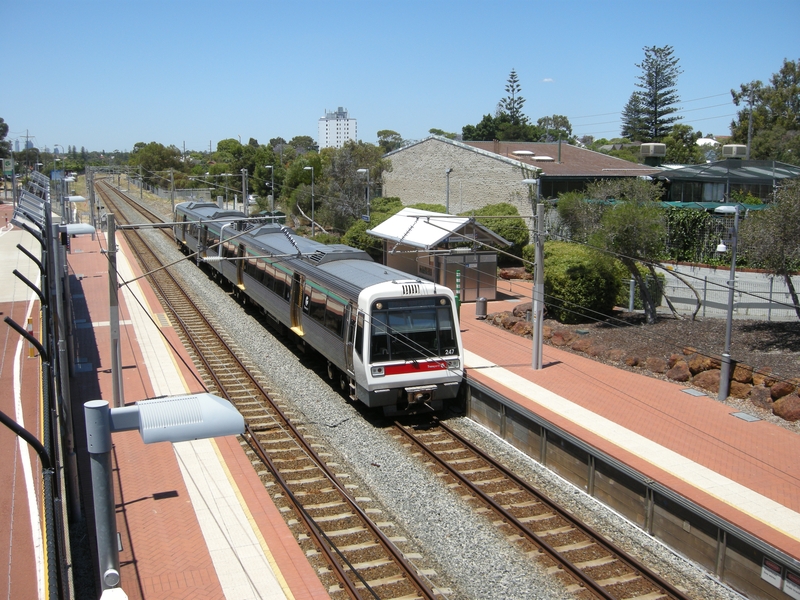 137361: Swanbourne Up Suburban 2-car A Set 247 leading