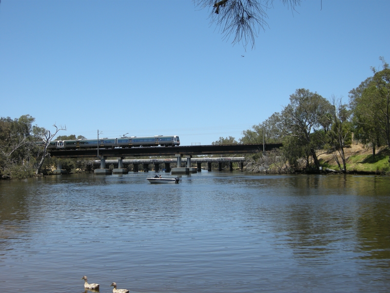 137428: Swan River Bridge Guildford Down Suburban 4-car A Set