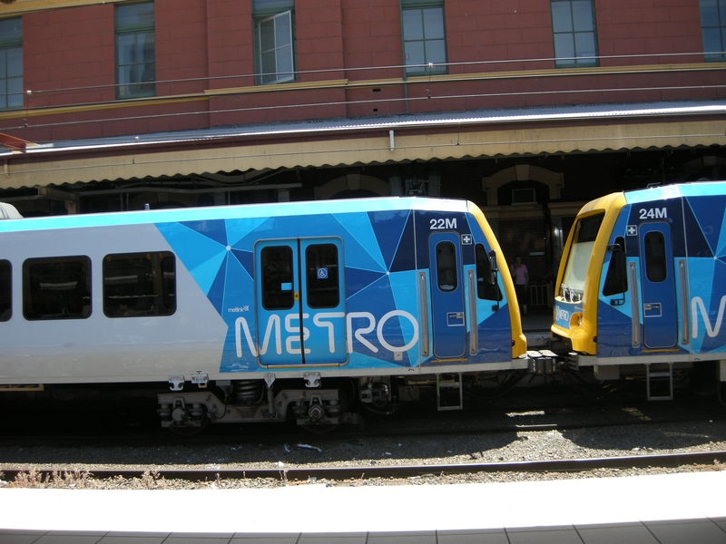 137440: Flinders Street Platform 1 Clifton Hill Group Suburban 22 M 24 M in consist 6-car X'trapolis