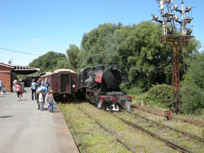 137444: Castlemaine J 541 proceeding to turntable